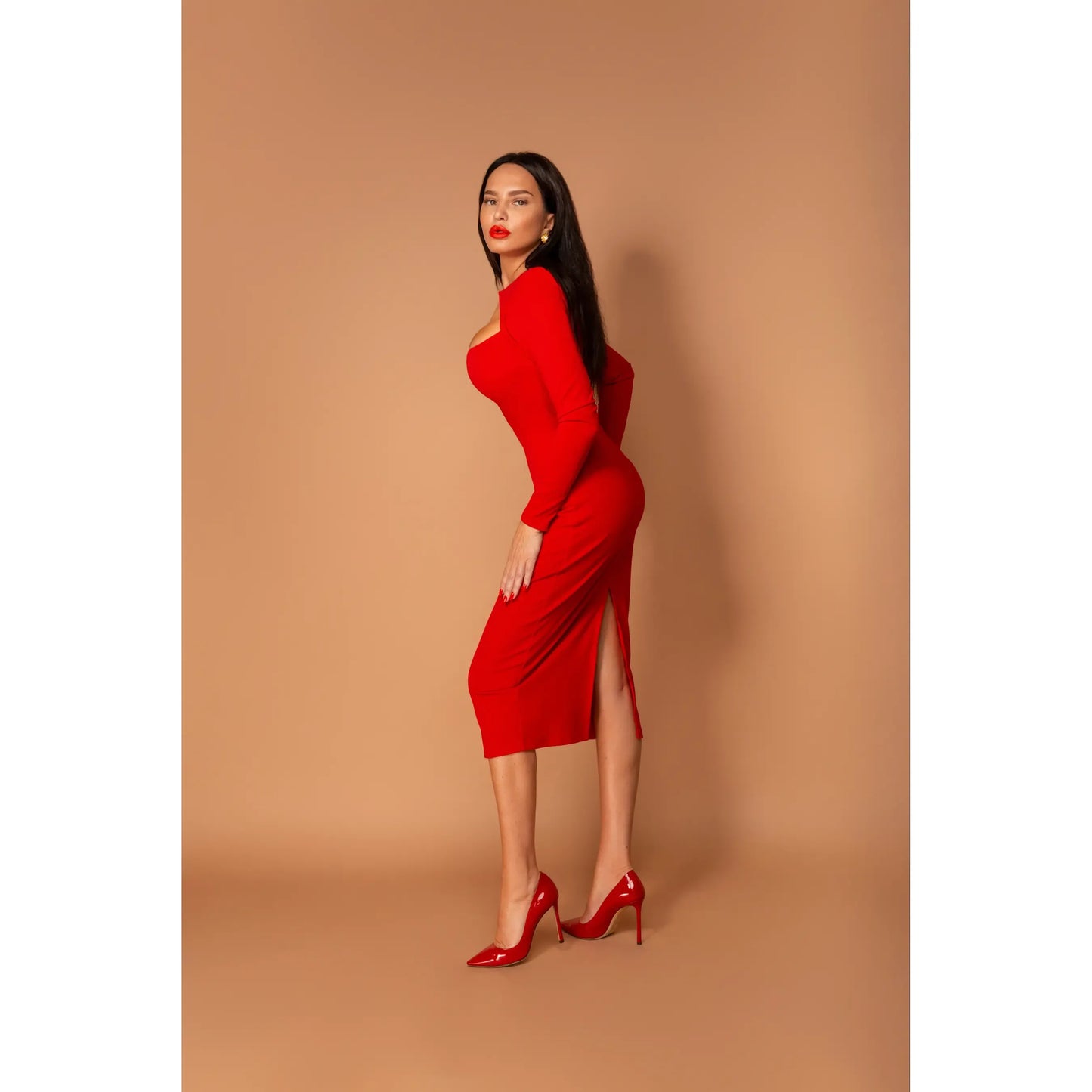 Slim sulhouette red midi dress with a shaped neckline