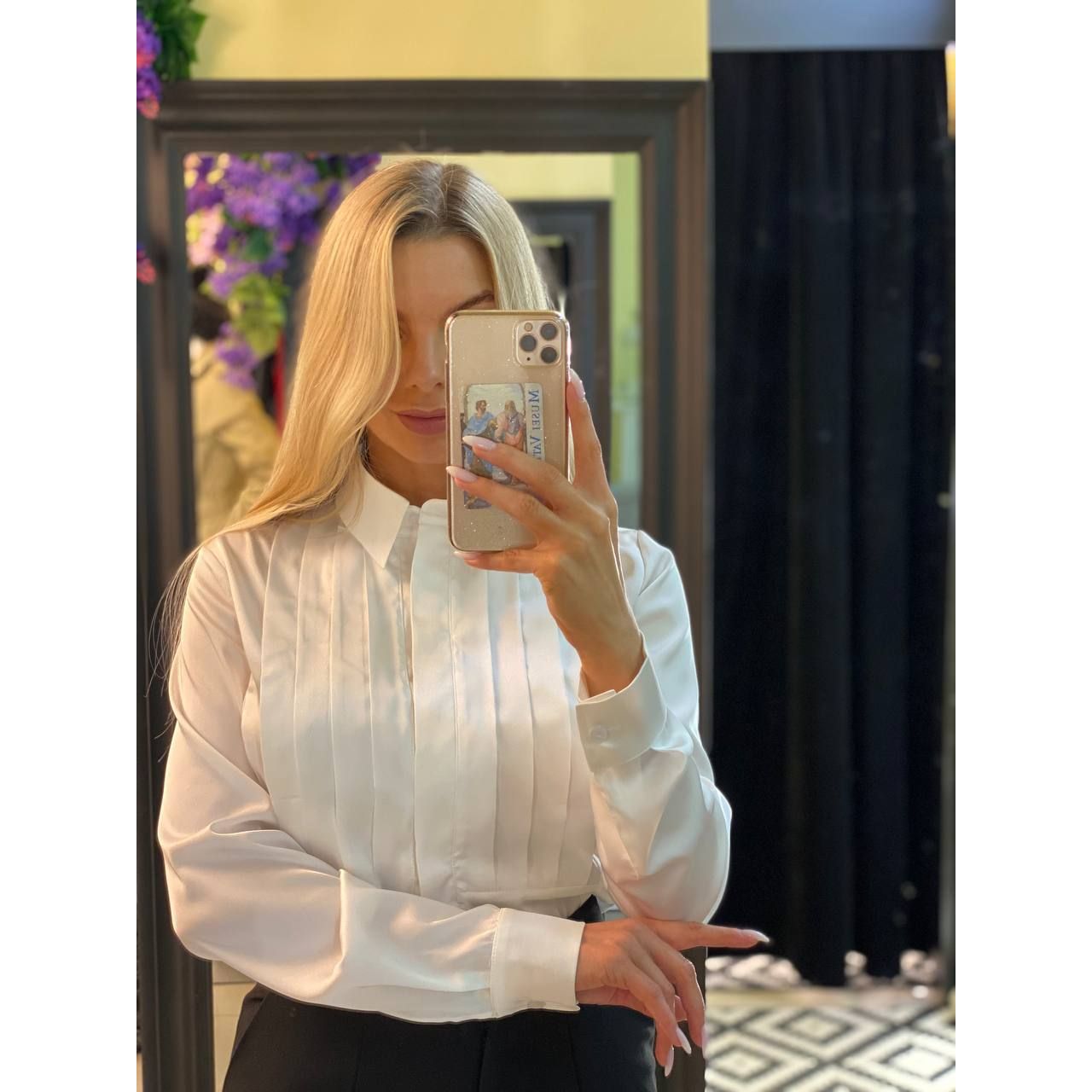 Fitted women's white shirt White pleated shirt